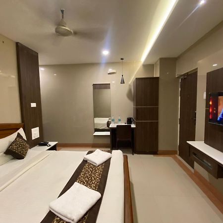 Hotel Sivas Regency Theni Exteriör bild
