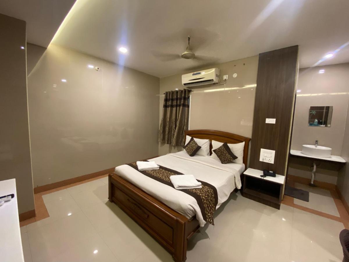 Hotel Sivas Regency Theni Exteriör bild