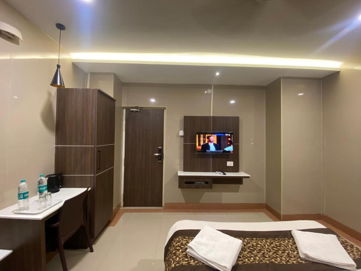 Hotel Sivas Regency Theni Exteriör bild