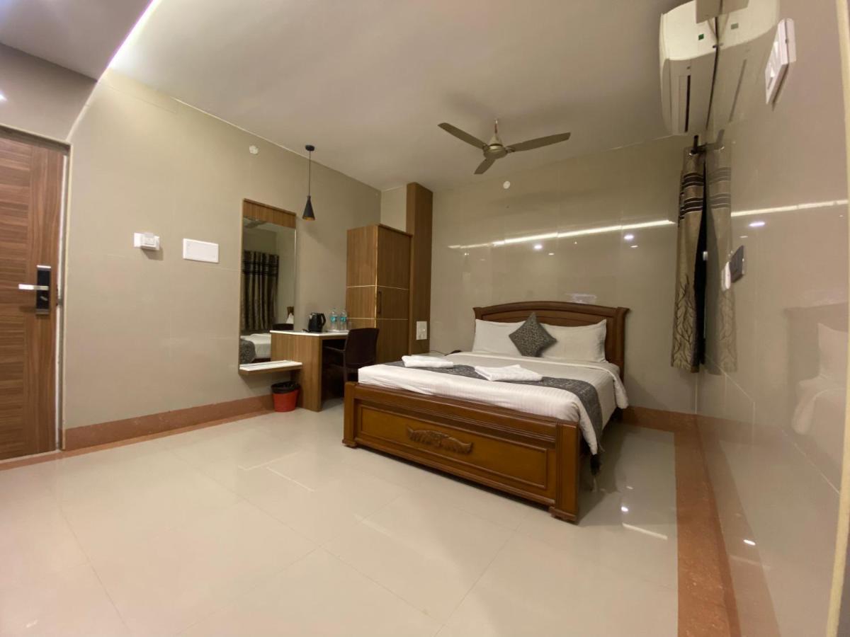 Hotel Sivas Regency Theni Exteriör bild